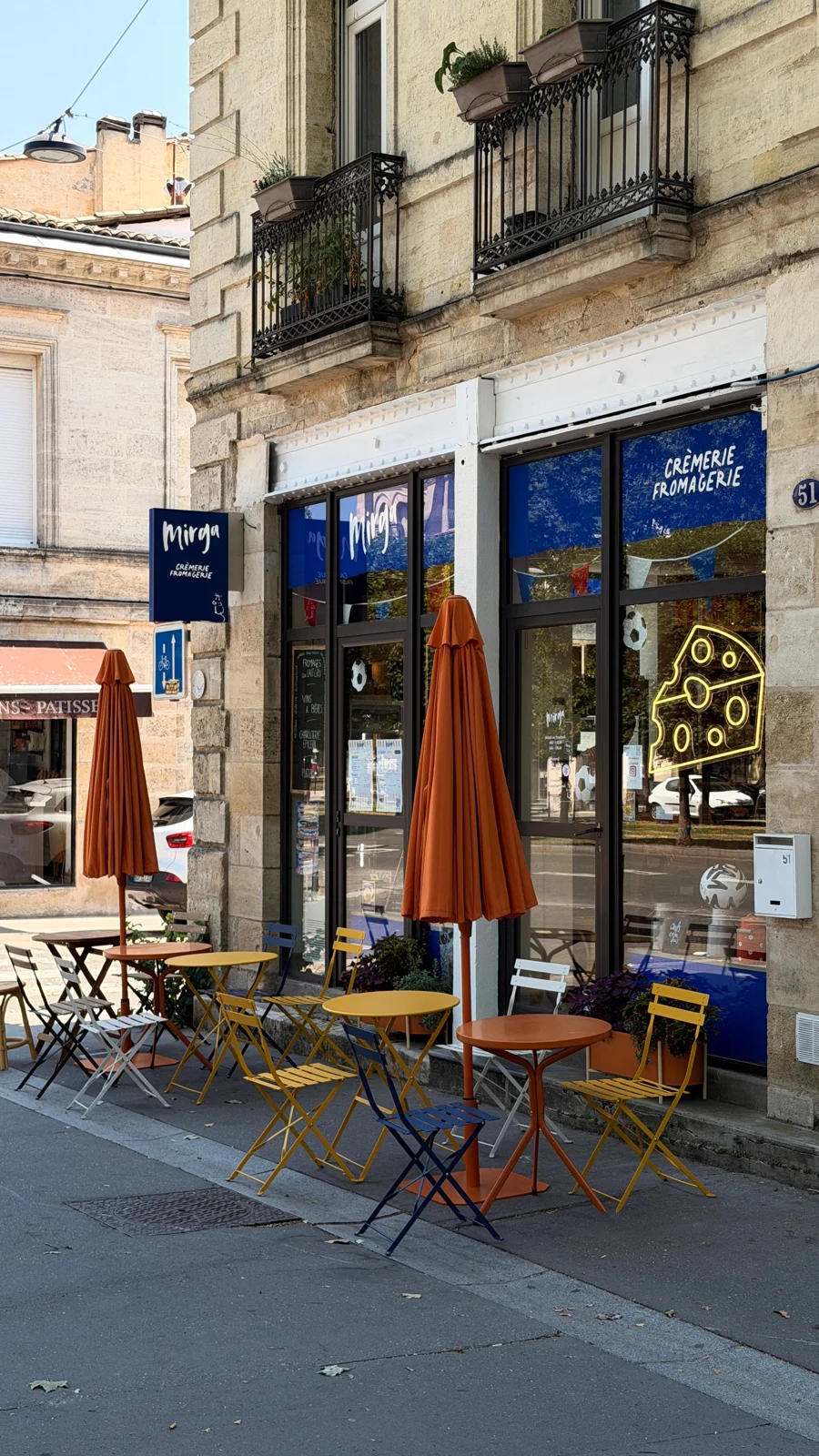 La terrasse et la devanture de Mirga Bastide