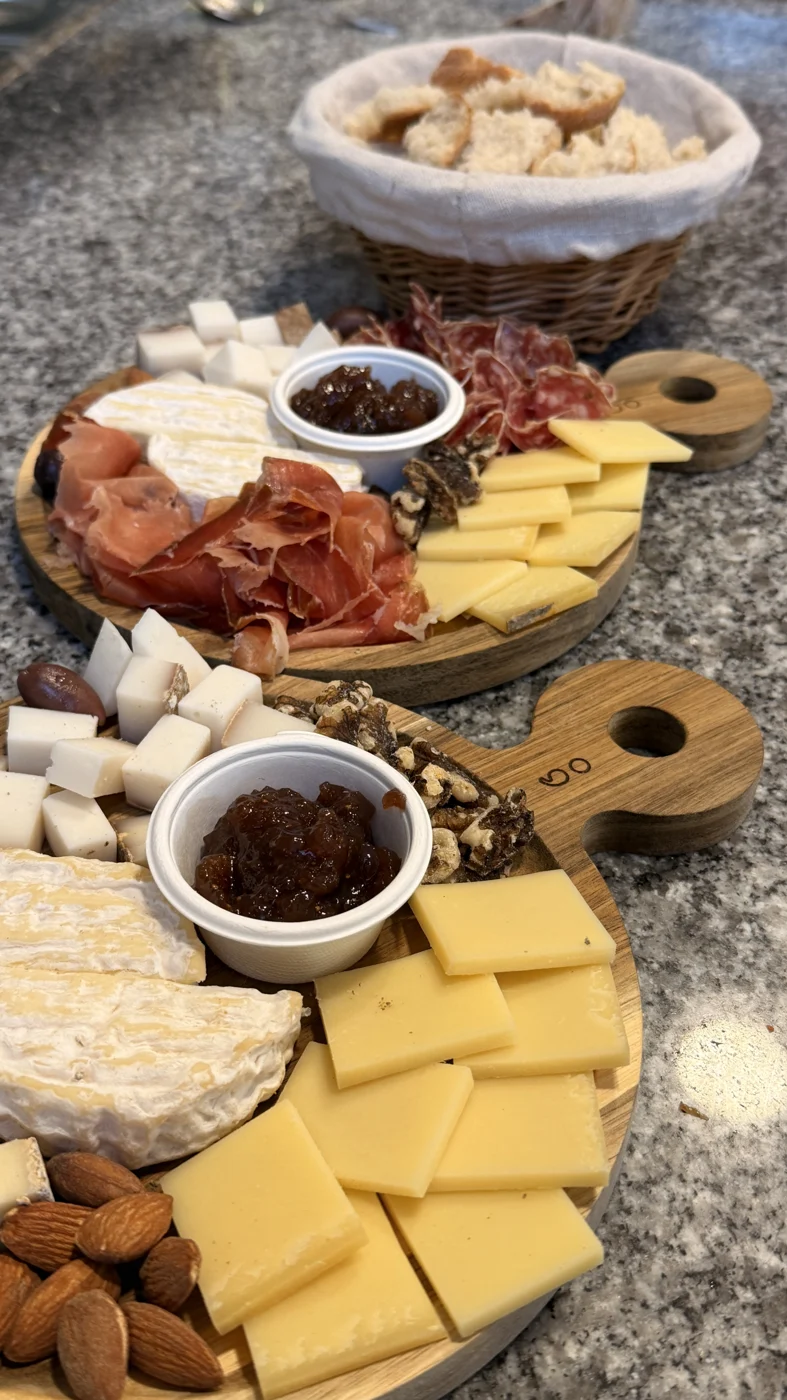 Des planches de fromages et de charcuterie disposées sur une table.