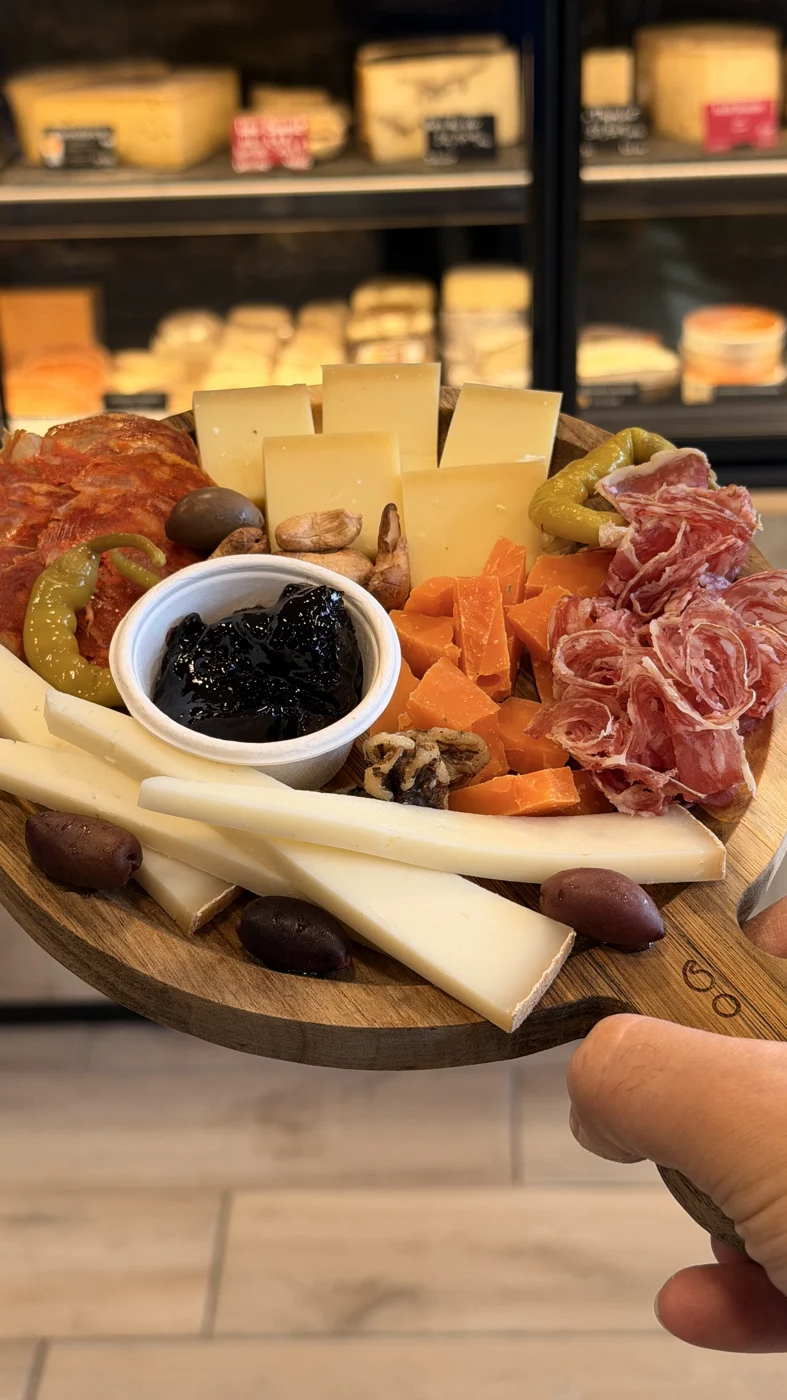 Un petit plateau gourmand tenu à la main dans la fromagerie.