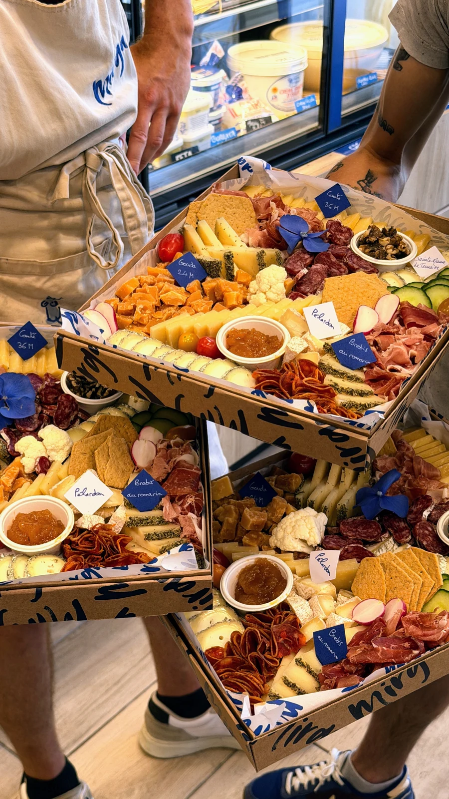 Les plateaux de fromages et charcuterie portés par l’équipe dans la boutique